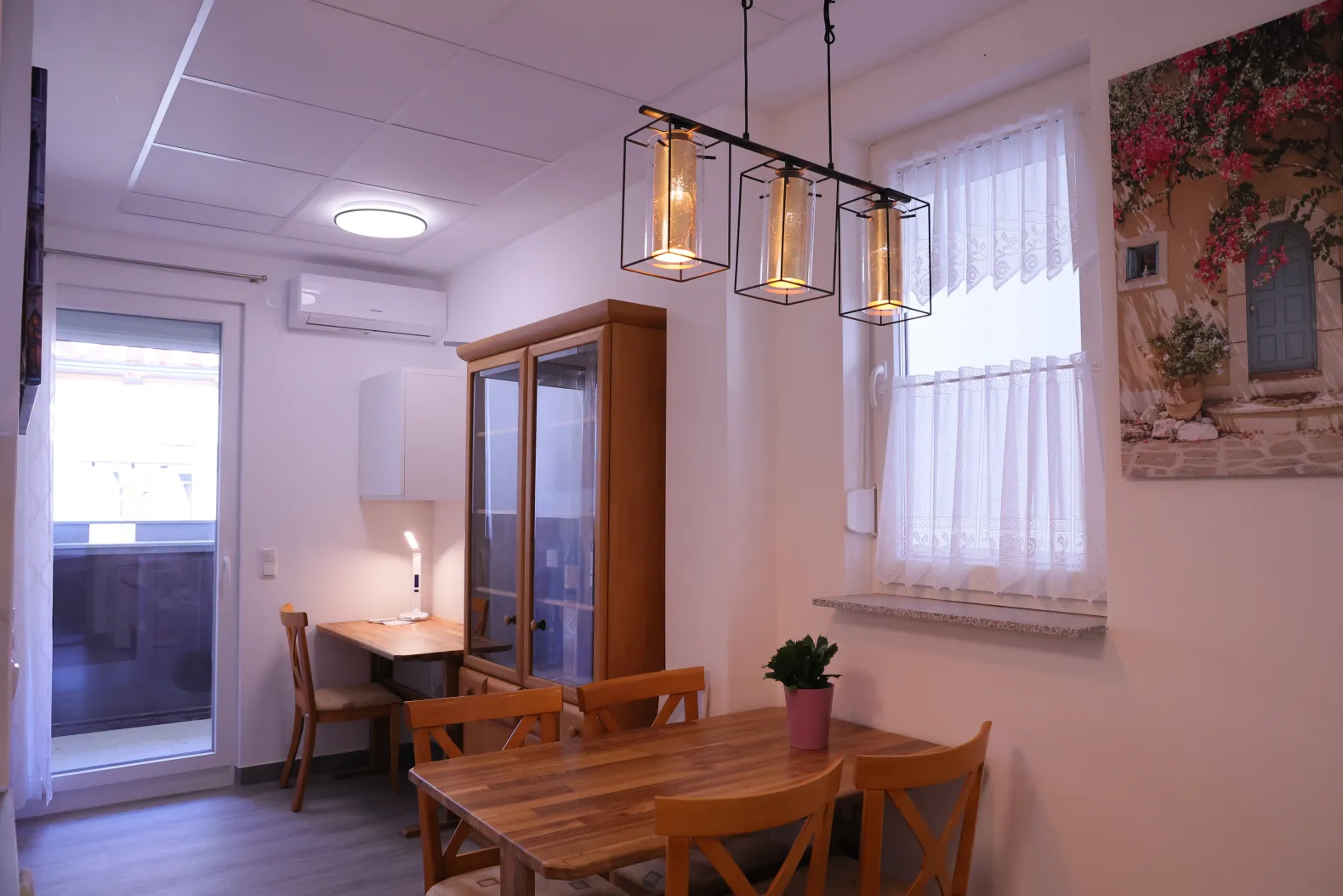 APT 02 dining area